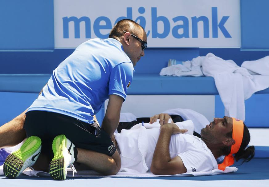 Marcos Baghdatis assistito dai medici durante il match che lo ha visto sconfitto in 5 set dal bulgaro Grigor Dimitrov (Reuters)